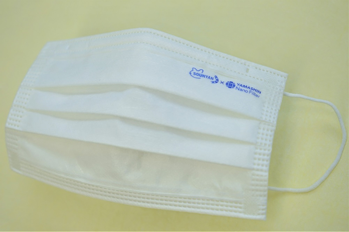 マスク右上にワンポイントのそうにゃんロゴがデザインされている