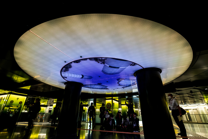 改札内に設置されるオリエンテーションサイン。頭上の風景を描いたサインを設置することで今居る場所を少しでも分かりやすくという配慮