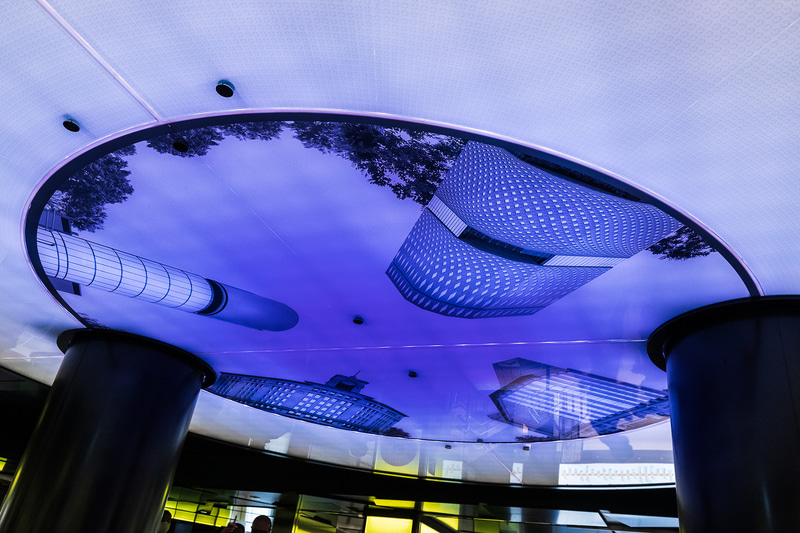 オリエンテーションサインは時間によって表情が変化。始発～7時および16時～19時、7時～16時、19時～終電の3パターンを用意している