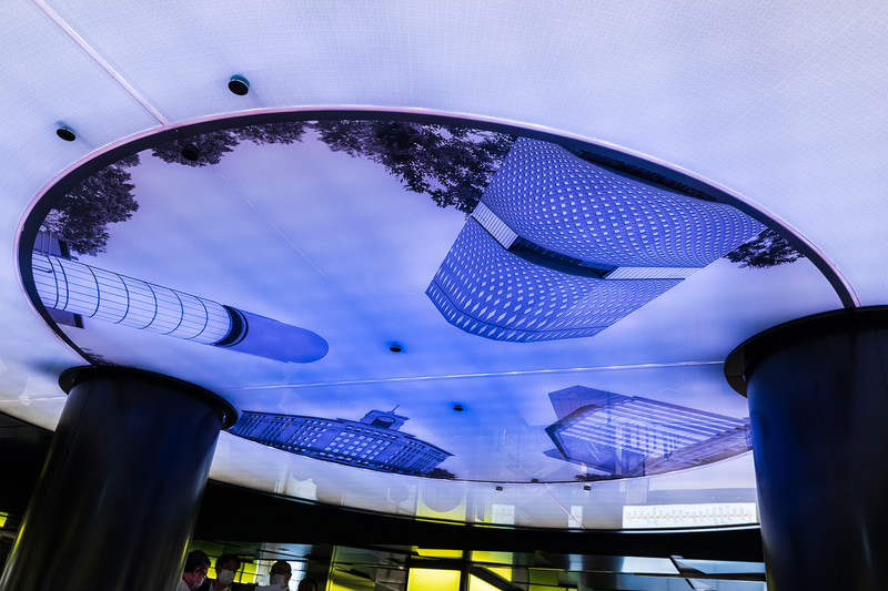 オリエンテーションサインは時間によって表情が変化。始発～7時および16時～19時、7時～16時、19時～終電の3パターンを用意している