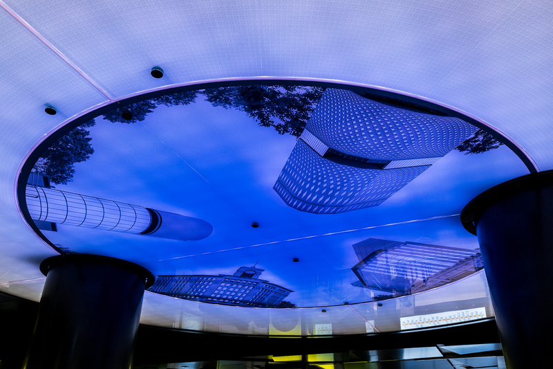 オリエンテーションサインは時間によって表情が変化。始発～7時および16時～19時、7時～16時、19時～終電の3パターンを用意している