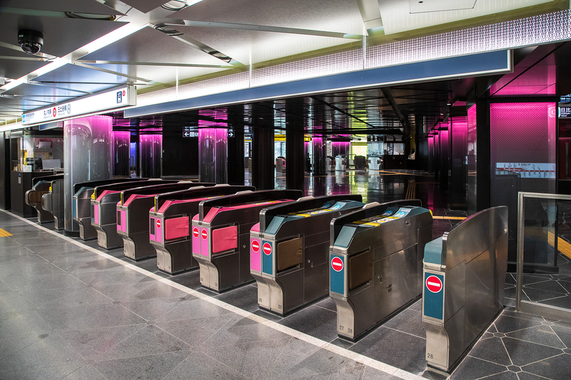 丸ノ内線。こちらはチェリーレッドのラインカラーで彩られる