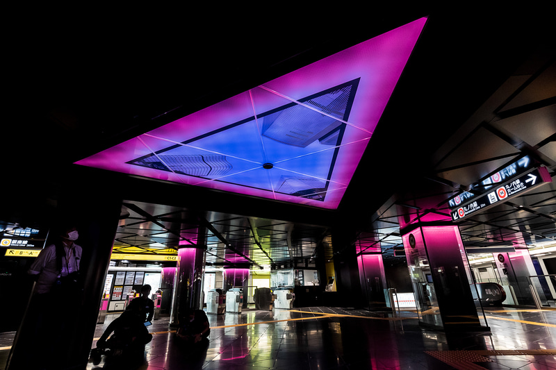 丸ノ内線。こちらはチェリーレッドのラインカラーで彩られる