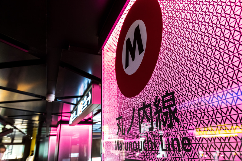 丸ノ内線。こちらはチェリーレッドのラインカラーで彩られる