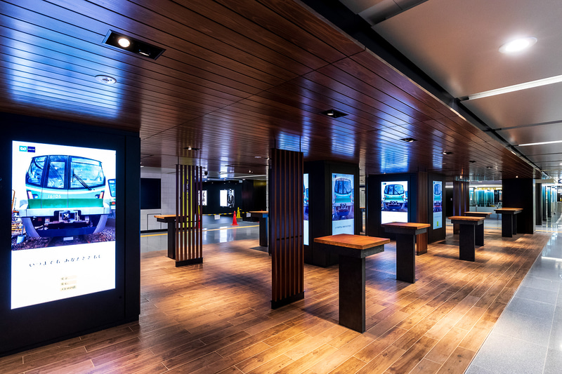 改札外コンコースには無料で利用可能なワークステーションを用意。各テーブルにはAC100Vコンセントを備えている