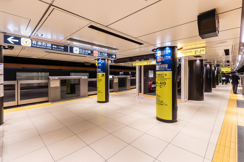 ホームドアの設置とともに床と天井を淡いベージュで統一。洗練されたイメージを演出する