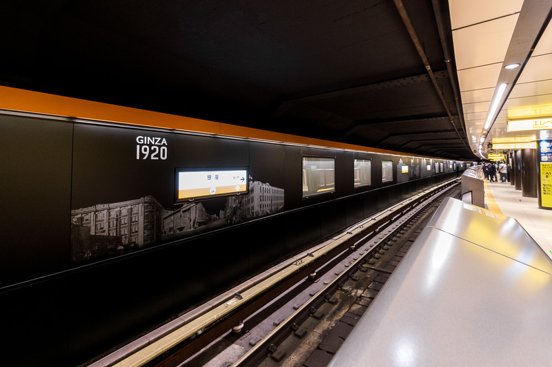 銀座方面のホーム側壁