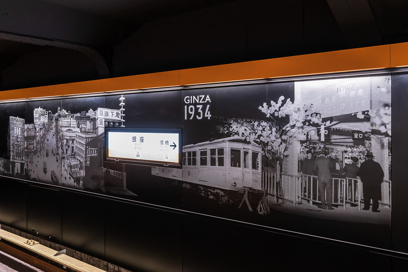 浅草方面のホーム側壁