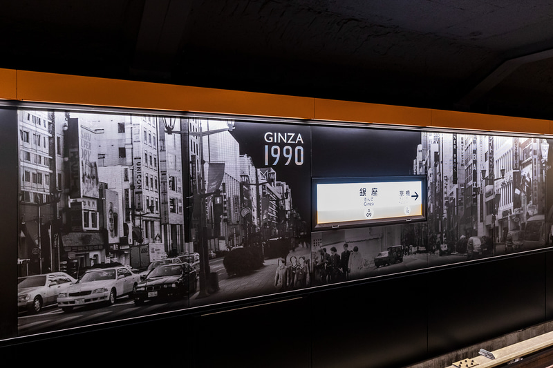 浅草方面のホーム側壁