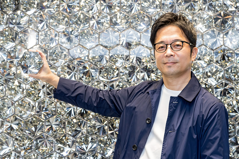 アーティストは光をテーマとした作品に定評がある吉岡徳仁氏