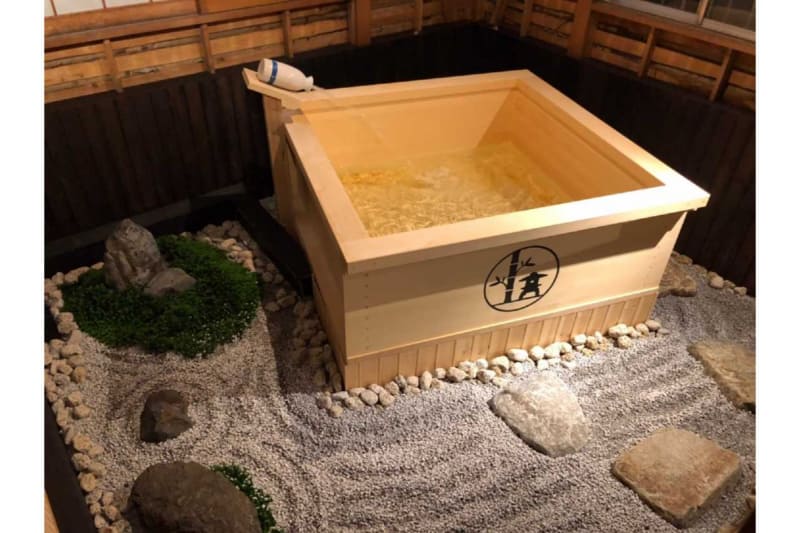 酒を注ぐ枡をイメージした屋上露天風呂