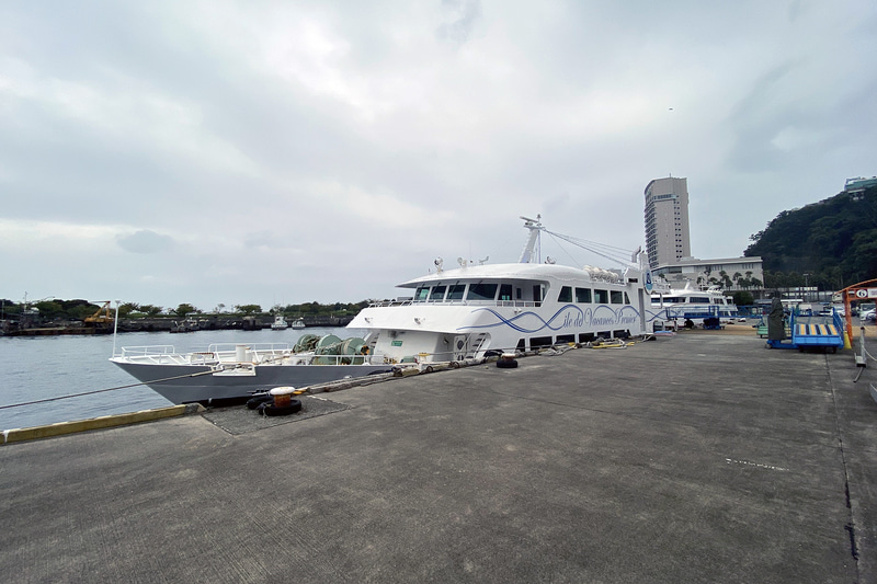 初島には、イルドバカンスプレミアとイルドバカンス3世号の2種類の定期船が運航している。写真はイルドバカンスプレミア