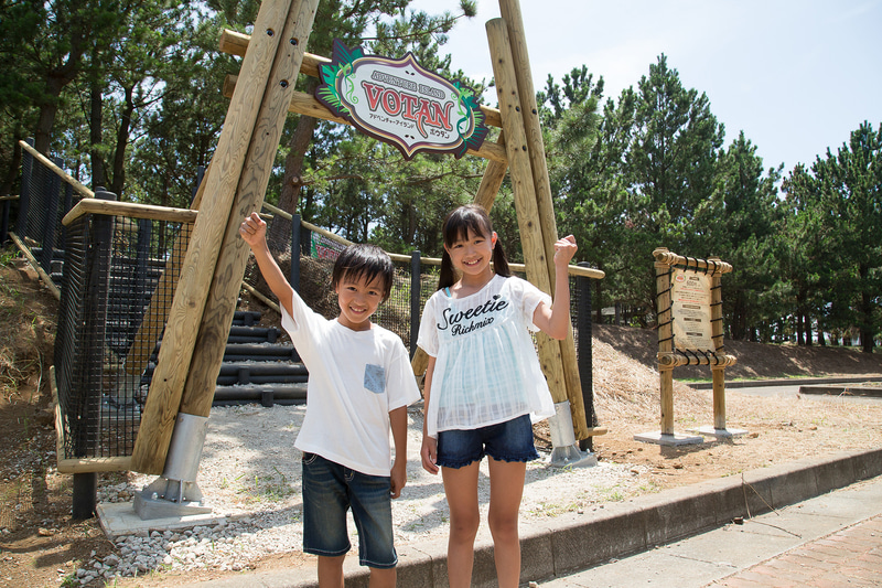 「無人島に漂着した少年が、不思議なものだらけの世界を冒険する」というストーリーに沿って楽しむアスレチックパークの「VOTAN」。料金は大人、子供とも600円。3歳以上から利用可能