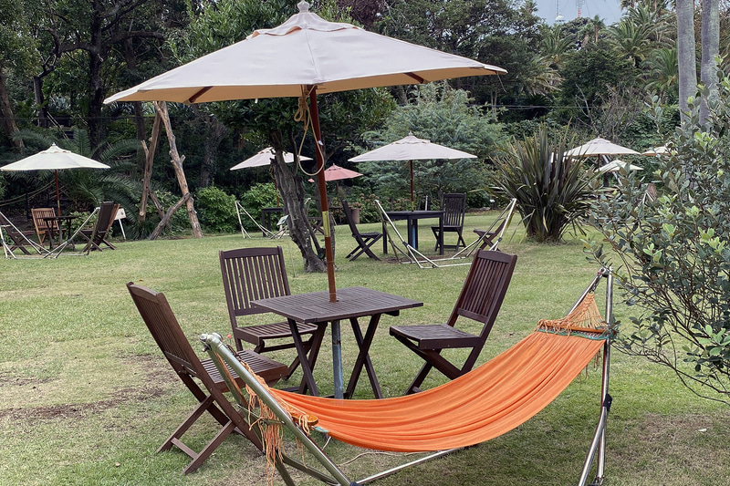 亜熱帯の植物が数多く植えられたアジアンガーデンである「R-Asia」。テーブルやチェア、ハンモックがあちらこちらに設置されている