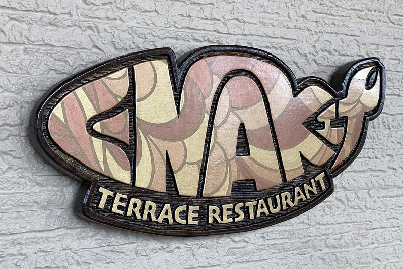 ENAKのロゴが掲げられていた。ちなみにENAKは、インドネシア語で「美味しい」を意味する