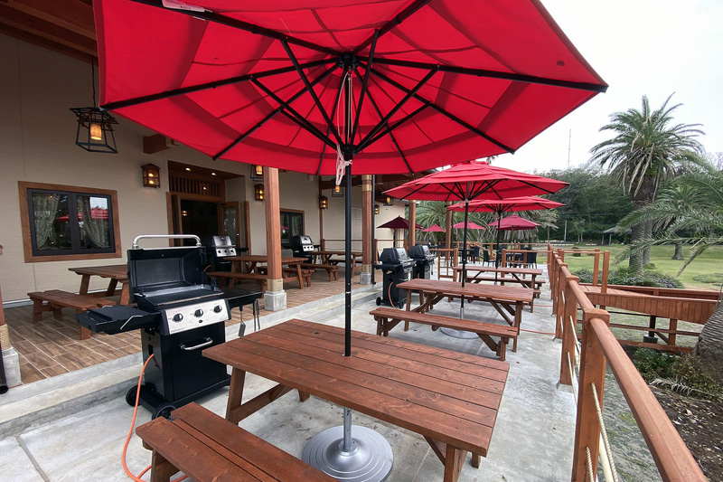 テラスデッキとパラソル席は、各テーブルごとにバーベキューグリルが設置されていて、食材を自ら焼いて食べることができる
