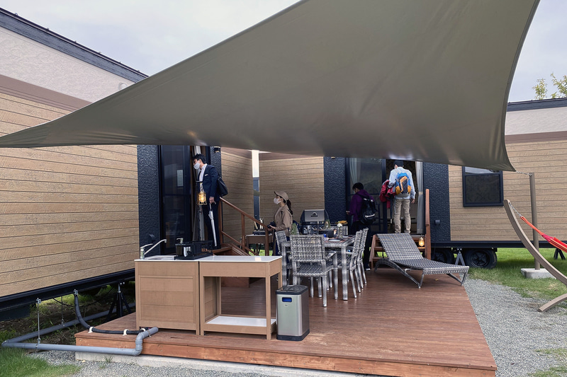 トレーラー2棟を使い、8名まで宿泊できる「アイランドヴィラ テラス8」。屋外デッキには大型のタープが張られている