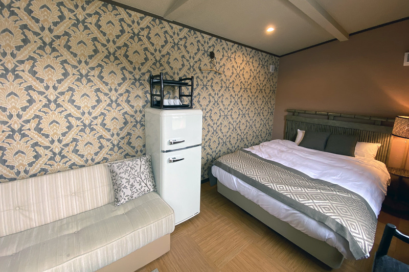 アイランドヴィラ テラス8の中にあるダブルベッド。冷蔵庫も用意している