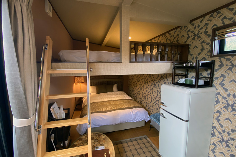 こちらのトレーラーでは、ダブルベッドの上にあるロフトスペースにもマットレスを敷いている