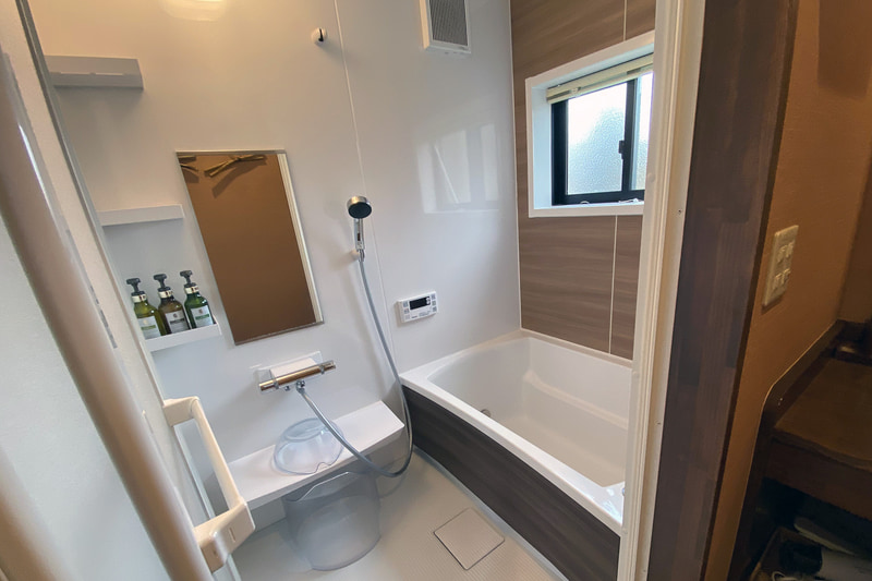 アイランドヴィラ テラス8のバスルーム。歯ブラシやシャンプー、コンディショナー、ボディソープといったアメニティを備える