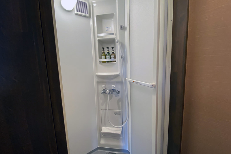 こちらはもう一方のトレーラー内にあるシャワーブース。アクティビティから帰ってきたあと、さっと汗を流すのに便利そうだ