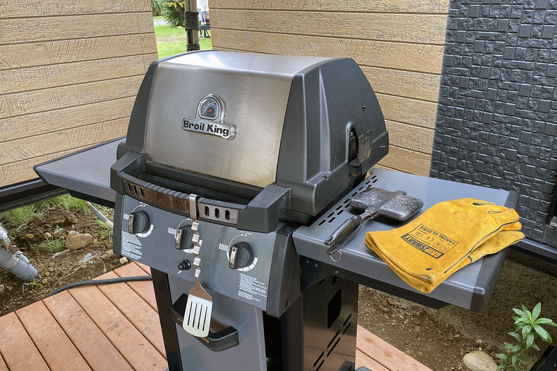 屋外デッキにあるバーベキューグリル。アイランドヴィラ テラス8の屋外デッキには、ガスコンロやシンクもある