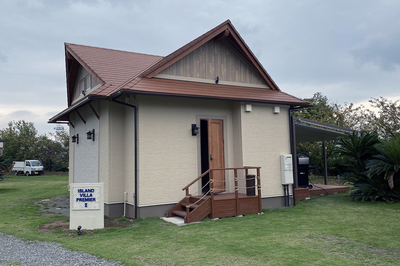 「アイランドヴィラ プレミア」の外観。周囲は芝生スペースとなっている