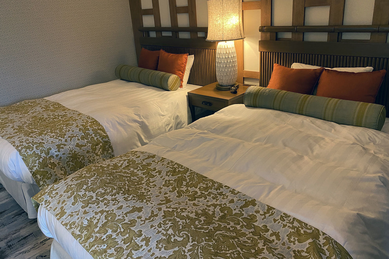 部屋の奥に設置された2つのベッド。かなり幅広で、手足を存分に伸ばして寝ることができる