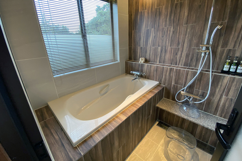 アイランドヴィラ プレミアのバスルーム。大きな窓がある