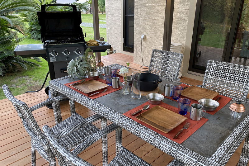 6×4mの広さがある屋外デッキ。タープが設置されているので雨天でもバーベキューができる