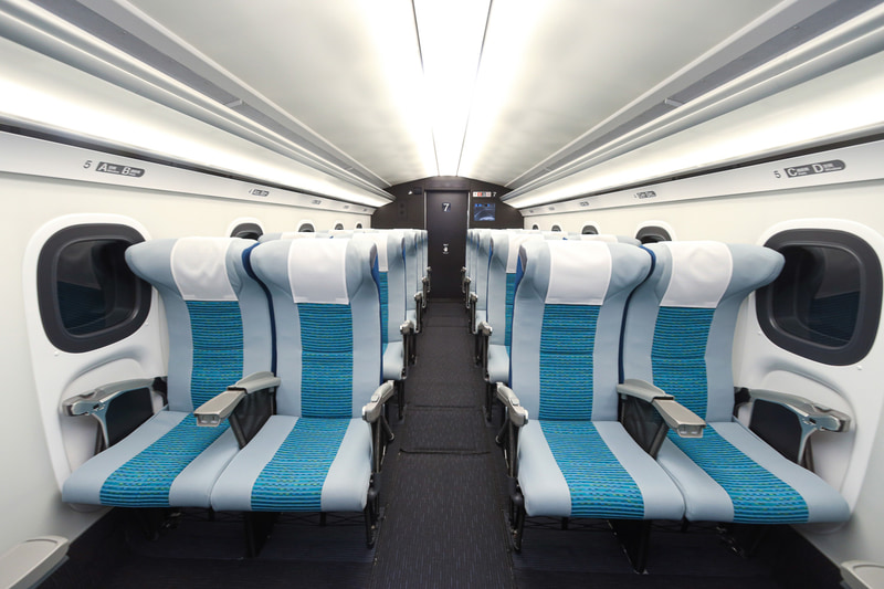 先頭車の内装。天井は膜素材を採用したもので間接照明で落ち着いた雰囲気（写真提供：JR東海）