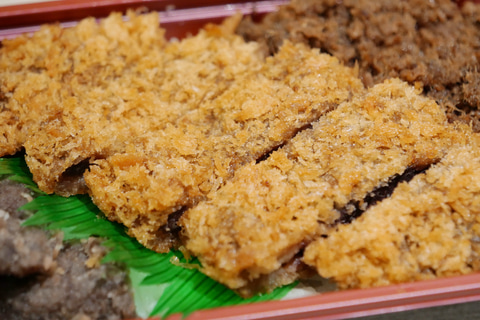 週末駅弁】長崎駅「ながさき鯨カツ弁当」 鯨肉消費量日本一の長崎の