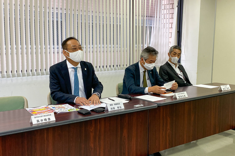 「ツーリズムEXPOジャパン 旅の祭典 in 沖縄」について説明する、一般社団法人日本旅行業協会 理事・事務局長 池畑孝治氏（左）