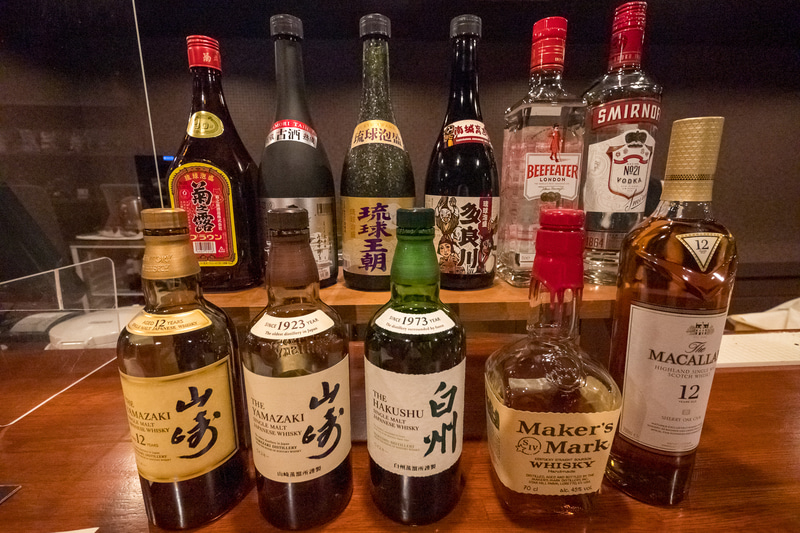 夜間はアルコールも販売。ウイスキーや泡盛が中心。南城市の名産であるハーブを使ったお茶もいろいろと用意されていた