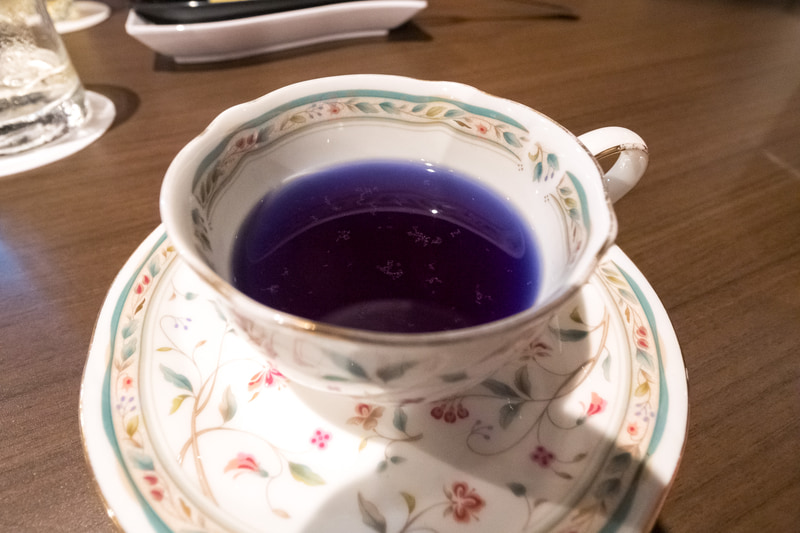 夜間はアルコールも販売。ウイスキーや泡盛が中心。南城市の名産であるハーブを使ったお茶もいろいろと用意されていた