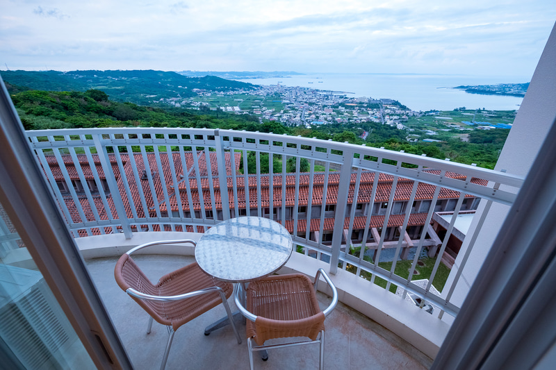 客室のテラス席。こちらの眺めも最高。昼と夜で違った表情を楽しめる。天気がよければ、夜は星空も広がる