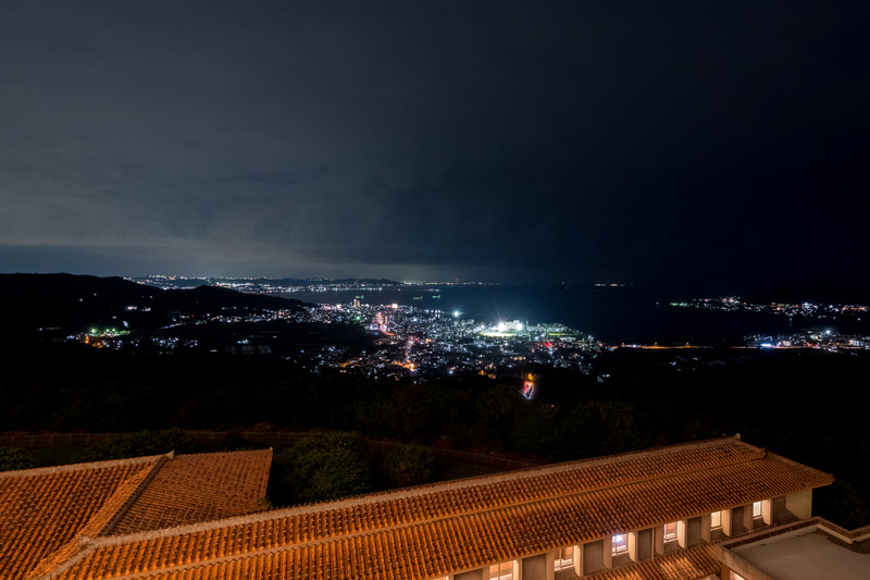 客室のテラス席。こちらの眺めも最高。昼と夜で違った表情を楽しめる。天気がよければ、夜は星空も広がる
