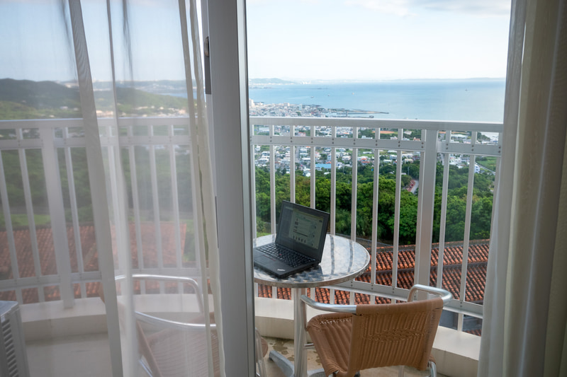 テラスや屋内のソファでのテレワークも可能