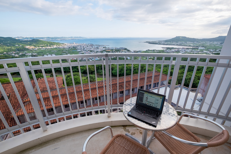 テラスや屋内のソファでのテレワークも可能