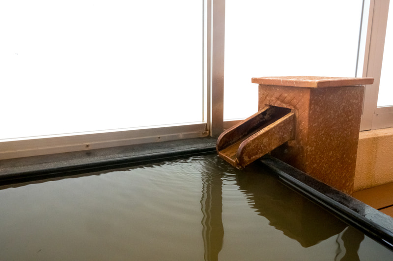 温泉付き個室を用意。広々とした浴室で家族などのグループ利用が可能だ