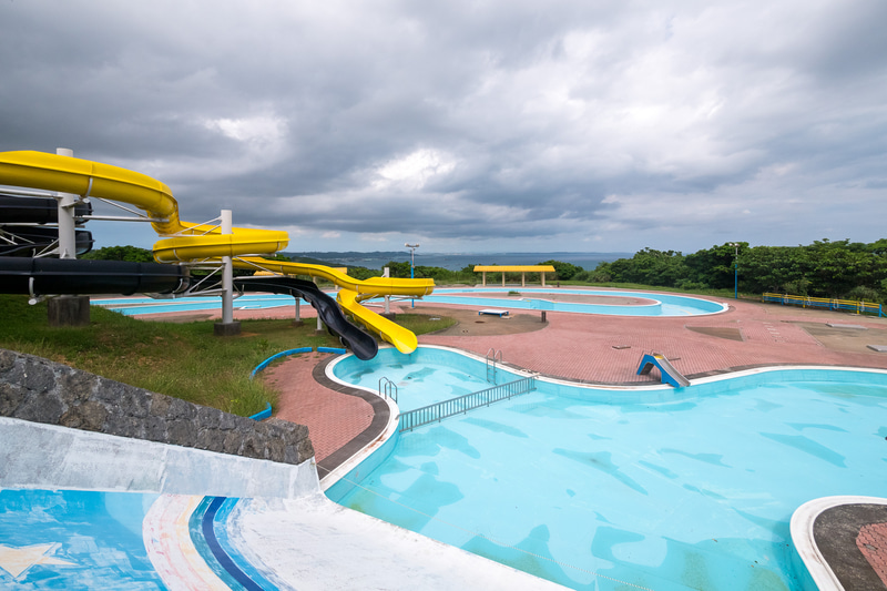 ホテル宿泊者は無料で利用できるプール。巨大なウォータースライダーが目を引く