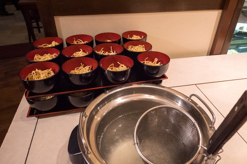 郷土の料理やドリンクが並ぶビュッフェ。ほかに洋食や中華のメニューも多い