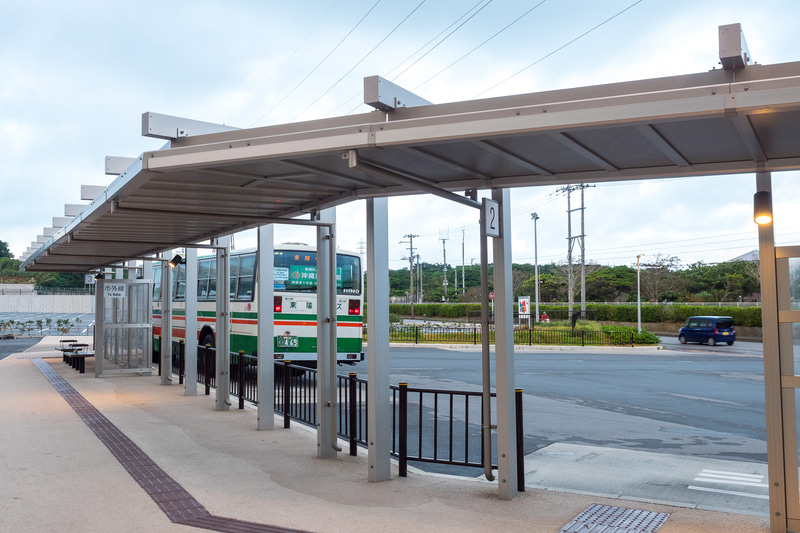 バス停。市外と往来するバスも多い