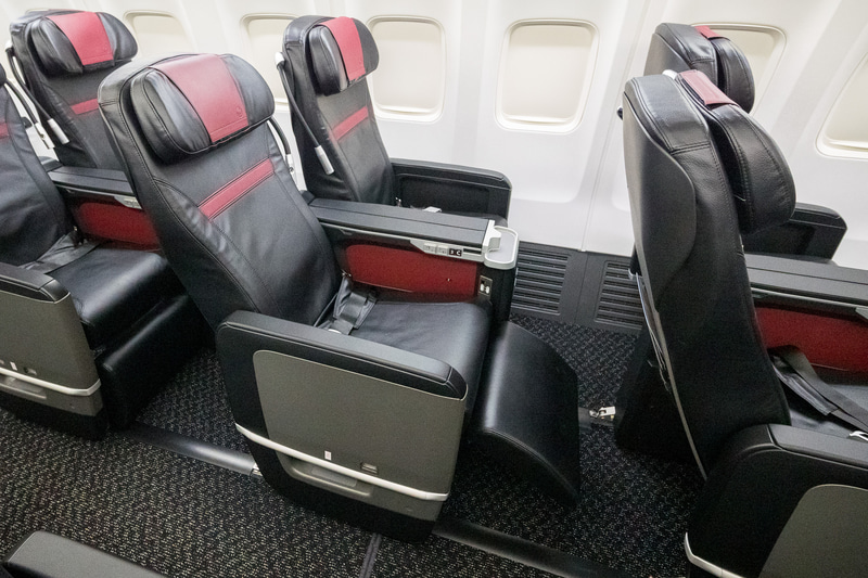 前席がリクライニングした状態