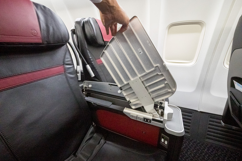 アームレスト内に収納されている