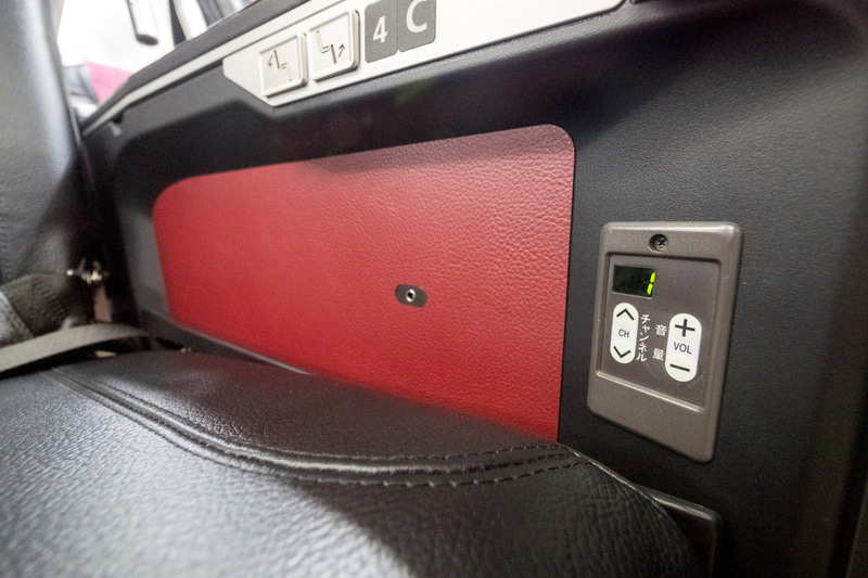 センターコンソール（アームレスト）内側にスマホや雑誌などを収納できる