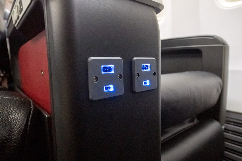 USB電源は各席にType-A、Type-Cを各1ポート備える