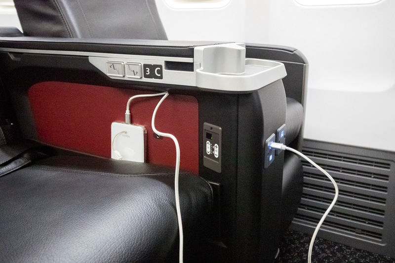 センターコンソール（アームレスト）内側にスマホや雑誌などを収納できる