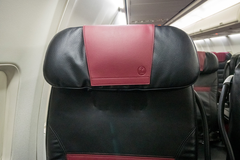 ヘッドレストは上下と左右の角度を調整可能