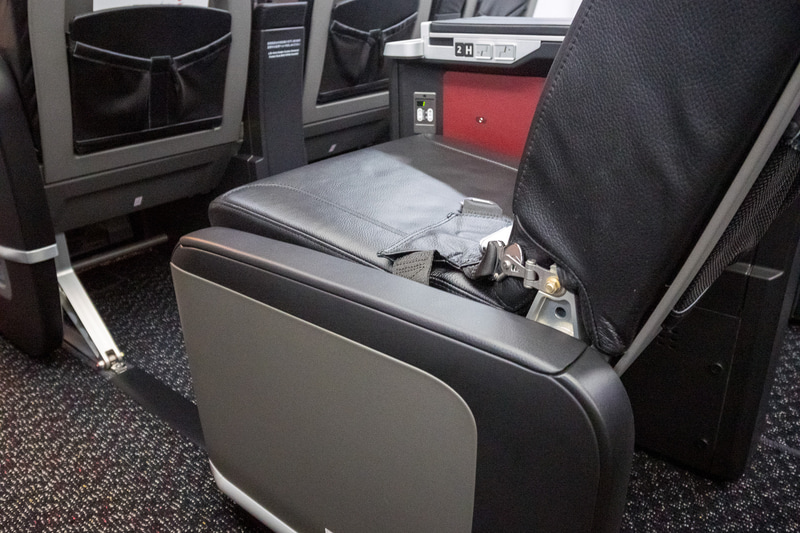 車椅子用に通路側のアームレストを下げることが可能に。今回の刷新でJALは全機がこの仕様になる